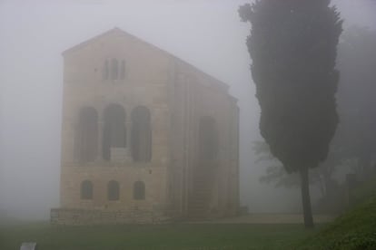 <p><strong>El turista critica.</strong> "<a href="https://www.tripadvisor.es/ShowUserReviews-g187452-d2104433-r621503480-Santa_Maria_del_Naranco-Oviedo_Asturias.html " rel="nofollow" target="_blank">El románico está sobrevalorado. No es precisamente la catedral de Burgos.</a> No hay mucho más en la zona, y eso lo explica. Mejor irse a comer un cachopo".</p> <p><strong>La experta responde.</strong> "En primer lugar, Santa María del Naranco es un monumento prerrománico, pero los movimientos artísticos no deberían calificarse en esos términos, aunque evidentemente existe el gusto personal. En cualquier caso, siempre es un buen plan comerse un cachopo". <strong>Mariona Tió de Gispert, coordinadora de exposiciones del Museo Picasso de Barcelona.</strong>