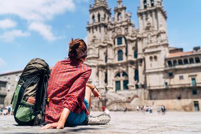 De entre todas las mujeres jacobeas, la mayoría anónimas, que ayudaron a mejorar las infraestructuras del Camino de Santiago de Compostela, inscrito en la lista del patrimonio mundial en 1993, con una extensión posterior que comprende el Camino Francés y los Caminos del Norte de España, podemos destacar, a modo de ejemplo, a Juana Manuel de Villena, reina consorte de Castilla por su matrimonio con Enrique de Trastámara, y bisnieta de Fernando III el Santo: su pasión por esta ruta abrió la puerta a hospederías y demás infraestructuras para dar a los peregrinos todas las facilidades posibles. En 1380 promovió un hospital de peregrinos al norte de Villafranca del Bierzo (León).