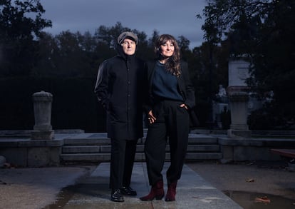 Juan Aguirre y Eva Amaral, del dúo Amaral, posan en la plaza de Oriente de Madrid, el pasado 13 de noviembre.