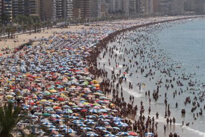 Playa de Levante de Benidorm repleta de veraneantes.