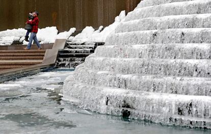 La ola de frío polar que está golpeando Estados Unidos y que se prevé que se intensifique ha dejado hasta el momento al menos 16 muertos en los estados afectados, además de miles de vuelos cancelados o aplazados. En la imagen, una fuente congelada en el centro de Atlanta, Georgia (Estados Unidos), el 3 de enero de 2018.