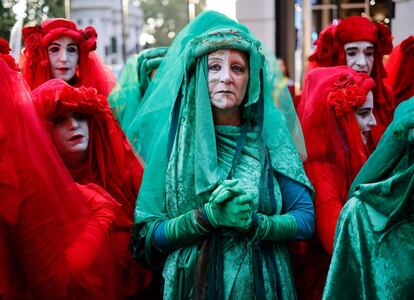 Los manifestantes se reúnen en Marble Arch en Londres en una ceremonia de inauguración para conmemorar el comienzo de la Rebelión Internacional, un evento organizado por Extinction Rebellion.