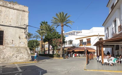 Calle de Zahara de los Atunes, en Cádiz. con el castillo, también conocido como Palacio de las Pilas, a la izquierda.