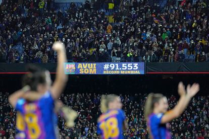 Las jugadoras del Barcelona celebran su victoria ante el Real Madrid tras el encuentro de vuelta de cuartos de final de la Liga de Campeones Femenina.