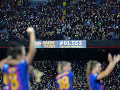 Las jugadoras del Barcelona celebran su victoria ante el Real Madrid tras el encuentro de vuelta de cuartos de final de la Liga de Campeones Femenina.