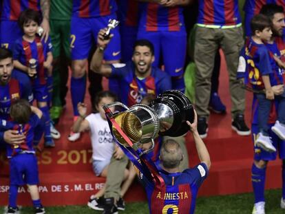 Iniesta levanta la Copa del Rey.