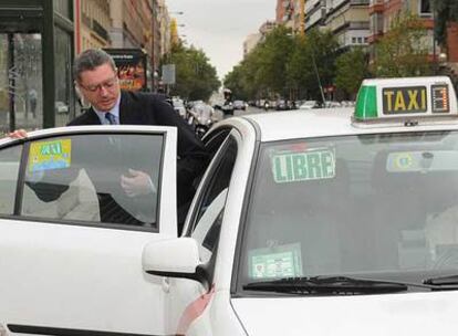 El alcalde, Alberto Ruiz-Gallardón, acude a un acto en transporte público.