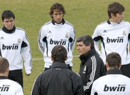 Saviola, Raúl y Huntelaar, ante Juande Ramos en el entrenamiento del viernes.