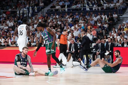 Los jugadores de Unicaja durante el partido ante el Real Madrid.