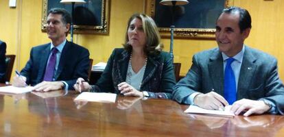 Jaime Guardiola, consejero delegado de Banco Sabadell; Begoña Cristeto, secretaria general de Industria y de la Pyme; y José Rolando Álvarez Valbuena, presidente de Cesgar, en la firma del convenio entre esta confederación y Cesgar.