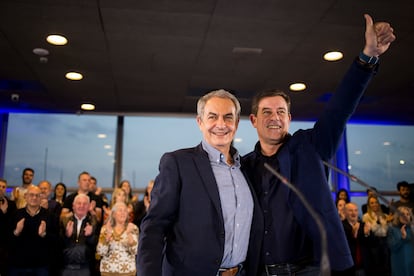El expresidente del Gobierno Jose Luis Rodríguez Zapatero, con el candidato a la presidencia de la Xunta de Galicia, Jose Ramón Gómez Besteiro, este martes.