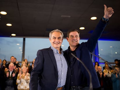 El expresidente del Gobierno José Luis Rodríguez Zapatero en un acto de campaña arropando al candidato socialista a la presidencia de la Xunta de Galicia, Jose Ramón Gómez Besteiro este martes en A Coruña.