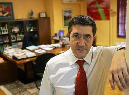 El secretario general de los socialistas vascos, Patxi López, en la sede del PSE en Bilbao.