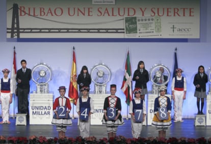 Los niños del Ballet Olaeta componen el número premiado con el primer premio, en la Alhóndiga.