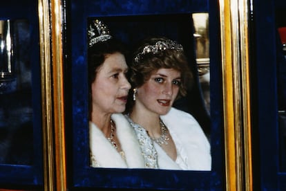La princesa de Gales junto a la reina Isabel II en noviembre de 1982.