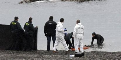 La Guardia Civil recupera un cad&aacute;ver en la playa del Tarajal (Ceuta), en febrero de 2014.