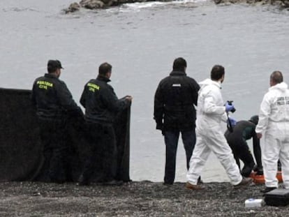 La Guardia Civil recupera un cad&aacute;ver en la playa del Tarajal (Ceuta), en febrero de 2014.