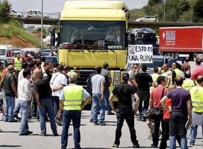 Centenares de transportistas autónomos provocaron ayer  paros en la AP-7 de Barcelona.