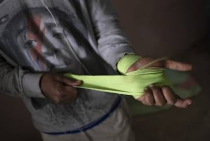 Un joven se prepara para entrenar.