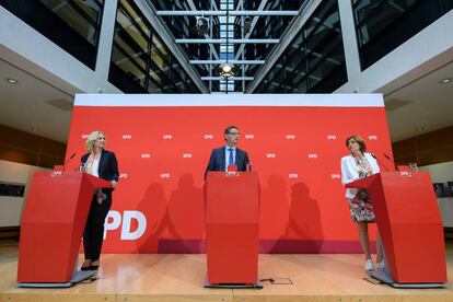 La troika que dirige la transición del SPD, de izquierda a derecha, Manuela Schwesig, Thorsten Schaefer-Gümbel y Malu Dreyer en conferencia de prensa en Berlín.