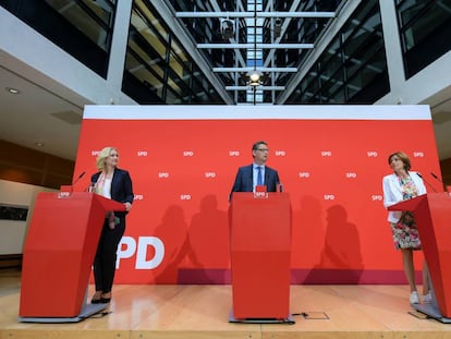 La troika que dirige la transición del SPD, de izquierda a derecha, Manuela Schwesig, Thorsten Schaefer-Gümbel y Malu Dreyer en conferencia de prensa en Berlín.