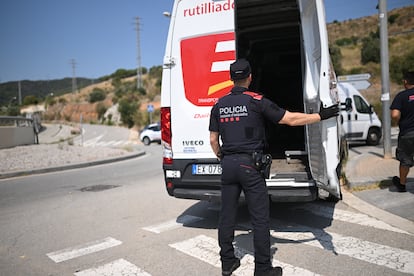 Una agente inspecciona una furgoneta durante la operación policial. 