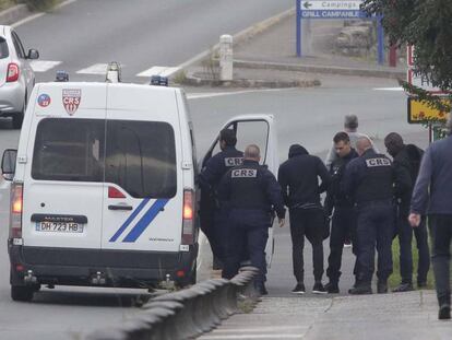 Agentes de la policía francesa interceptan este jueves a inmigrantes subsaharianos en la frontera de Irún.