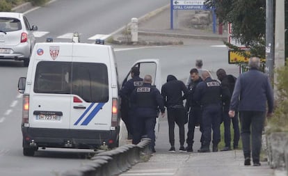 Agentes de la policía francesa interceptan este jueves a inmigrantes subsaharianos en la frontera de Irún.