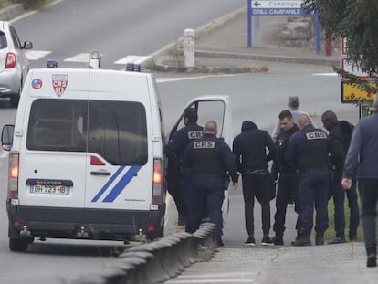 Agentes de la policía francesa interceptan este jueves a inmigrantes subsaharianos en la frontera de Irún.