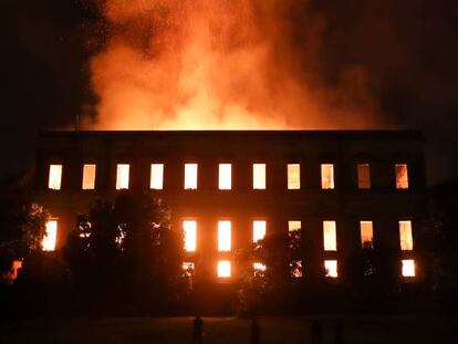 El fuego calcinó el Museo de Río la madrugada del pasado lunes.