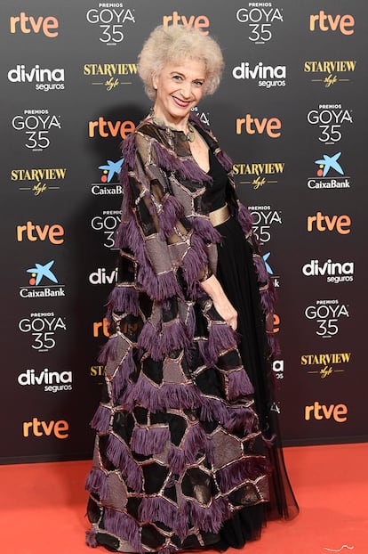 Marisa Paredes, Goya de honor 2018, muy elegante con vestido y abrigo de Duyos.