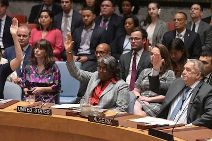 La embajadora de Estados Unidos ante la ONU, Linda Thomas-Greenfield, vota a favor de la resolución de Gaza en el Consejo de Seguridad, este 10 de junio.
