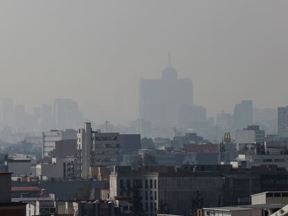 Edificios del sur de Ciudad de México, rodeados por una capa de contaminación, el 1 de enero de 2023.