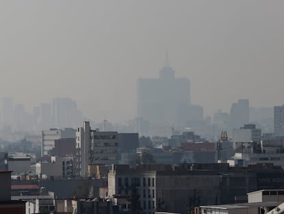 Edificios del sur de Ciudad de México, rodeados por una capa de contaminación, el 1 de enero de 2023.