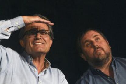 El president de la Generalitat,  Artur Mas, junto al presidente de ERC, Oriol Junqueras.