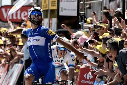 La celebración de Gaviria, primer maillot amarillo del tour.  