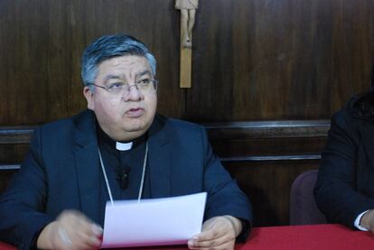 El obispo Giovani Arana, secretario general de la Conferencia Episcopal Boliviana, anuncia la creación de una comisión de investigación de todos los casos de abusos de pederastia en la Iglesia boliviana, este miércoles en La Paz.