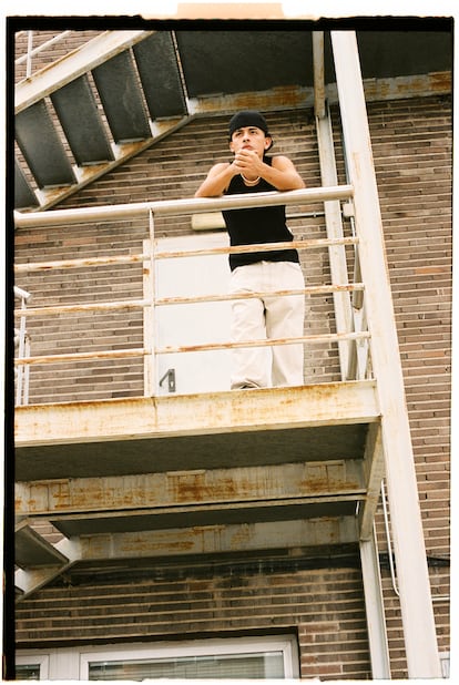 Trueno, retratado en la escalera de incendios de EL PAÍS. El músico bonaerense visitó el diario, donde tuvo lugar la entrevista y la sesión de fotos y donde almorzó en la cantina.