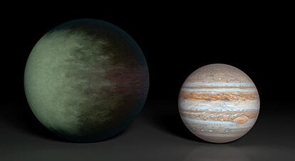 El radio del planeta extrasolar Kepler 7b, izquierda, es 1,5 veces el de Júpiter, a la derecha. Las nubes del primero se han generado con los datos tomados con los telescopios espaciales 'Kepler' y 'Spitzer'.