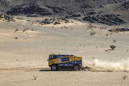 Jan Van de Laar y Ben Van de Laar ruedan en medio de la arena en la primera etapa del Dakar.