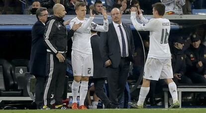 Benítez vigila el cambio de Cheryshev por Kovacic.