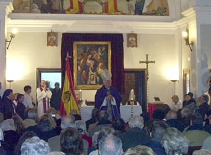 El obispo de Alcalá, José Antonio Reig Pla, celebra una misa en Paracuellos del Jarama con una bandera franquista junto al altar. Imagen obtenida del blog de la Fraternidad de Cristo sacerdote y Santa María Reina