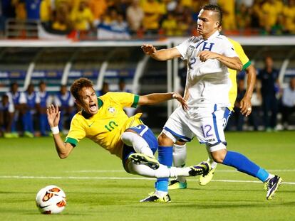 Neymar es derribado por el hondure&ntilde;o Peralta.
 