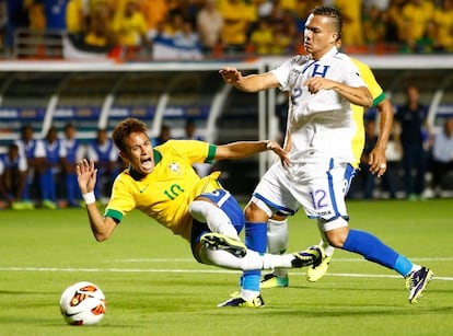 Neymar es derribado por el hondureño Peralta.