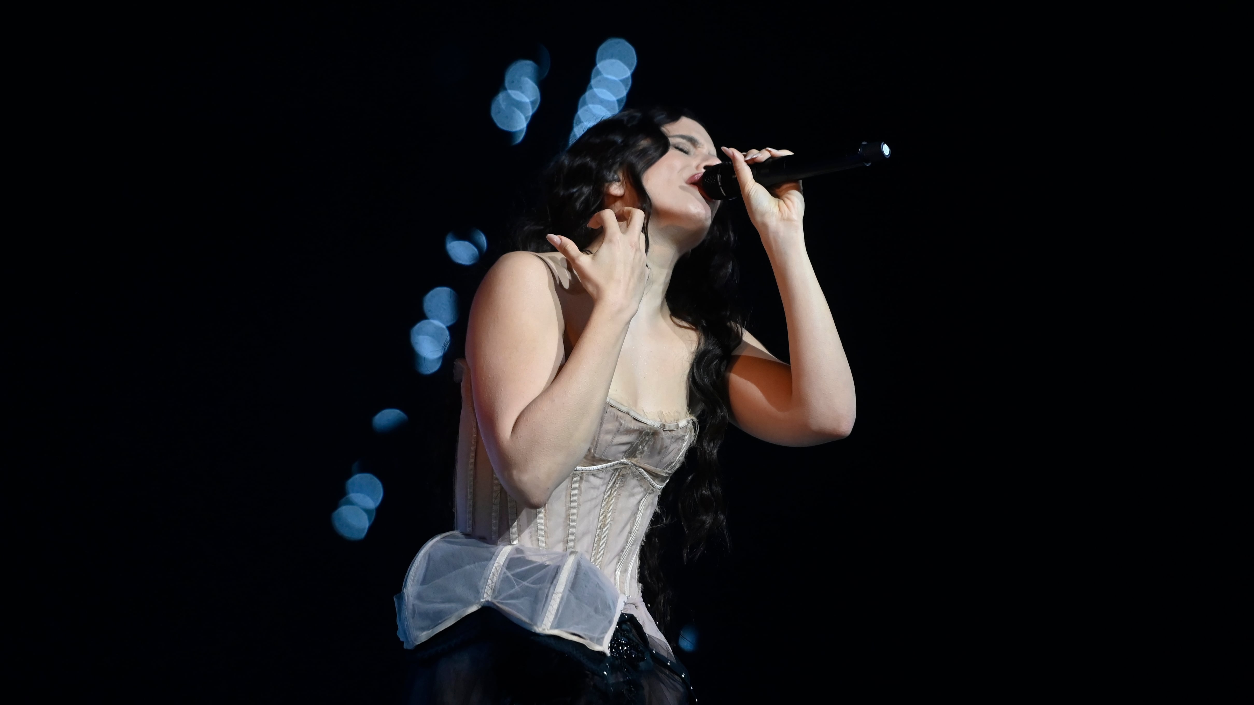 Pedro Sánchez congratulates Rosalía on her new album Lux