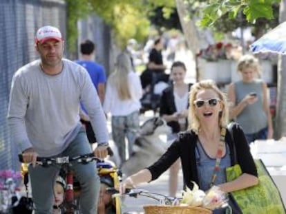 Los actores Naomi Watts y Liev Schreiber, con sus hijos, en bicicleta por Los Ángeles.