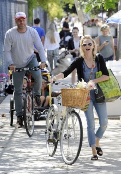 Los actores Naomi Watts y Liev Schreiber, con sus hijos, en bicicleta por Los Ángeles.