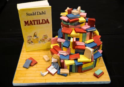 Un pastel decorado como el libro 'Matilda' de Roald Dahl en una feria de pastelería londinense. 