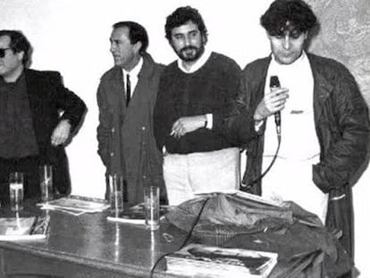 El equipo del programa 'Tiempos modernos', de Radio 3, en los años ochenta, con su director, Manolo Ferreras (primero por la derecha).