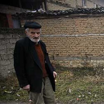 Un serbio de Gorazdevac, un pequeño pueblo en el oeste de Kosovo, pasa delante de un poste con propaganda electoral.